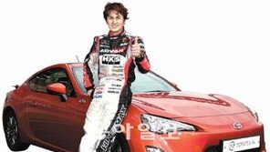 환상의 드리프트… 미끄러지며 코너링… 日 프로 레이서 다니구치 ‘도요타 스포츠카 86’ 동승기