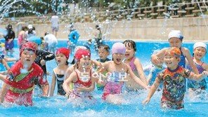 물만난 동심… 양재천 수영장 개장