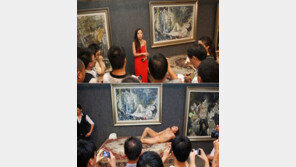 전시회에 누드모델 등장시켜 포즈까지 재현… “예술? 외설?”