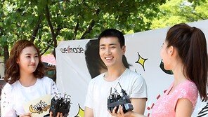 [SD포토] 이준혁 ‘미녀들 보고 함박웃음’