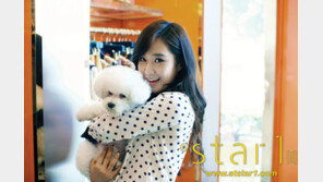 유리, 인형처럼 귀여운 강아지 ‘꼭’ 껴안고…‘귀요미’ 포스