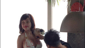 바로 이 사진!…낸시랭 ‘볼륨’ 비키니 인기 여전