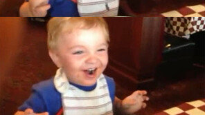 맥주 처음 마신 아기 “캬, 맥주 맛 좋네” 