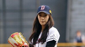 [포토] 크리스탈, 와인드업 할 때도 표정관리 ‘성공’