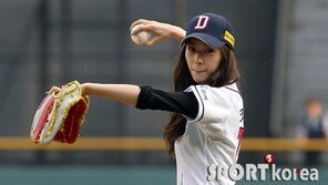 [포토] 크리스탈, 입술 질끈 깨물고 패대기 설욕 시구