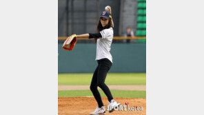 [포토] 크리스탈, 시구 실력은 언니보다 한수 위!