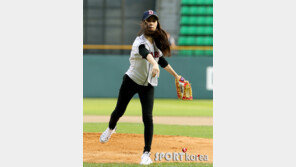 [포토] 크리스탈, 머리 휘날려도 언니 만큼은 아니야~!