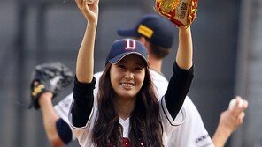 [포토] 크리스탈, 시구 후 ‘천진난만 미소’ 발사