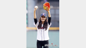 [포토] 크리스탈, 인사의 손짓에 男心 ‘사르르’