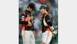 [포토] 이용훈-용덕한 ‘벌써 친해진 거야?’