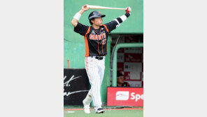 [포토] 용덕한, 긴장 풀 때 최고인 배트 체조