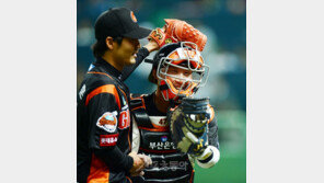 [포토] 용덕한, 첫 경기에 이용훈과 완벽 호흡