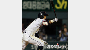 [포토] 최주환, 회심의 역전타 쾅!…두산, 넥센에 역전승