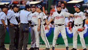 [콤팩트뉴스] 김인호 1루코치, 1루심에 항의하다 퇴장 外