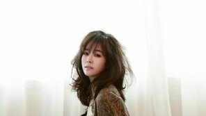 청순 한지민, 무릎 꿇고…‘파격적 포즈’ 