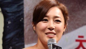 [SD포토] 문정희 ‘치맛자락이 신경쓰이네’