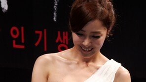 [SD포토] 문정희 ‘치마가 너무 짧네’