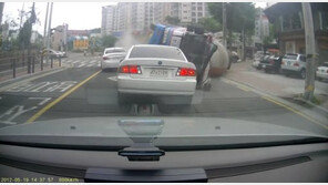 충격! 레미콘 차량 내리막길 4중 추돌영상 공개