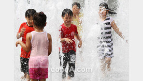 [SD포토] 아이들, 분수 물놀이 ‘이보다 좋을 순 없어~’
