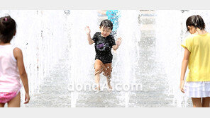 [SD포토] 남자아이, 물줄기 가르며 전력 질주!