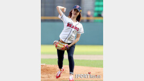 [포토] 씨스타 다솜, 표정은 귀엽게 시구는 요염하게~