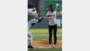 [포토] 씨스타 다솜, 공손한 매너손에 철웅이도 어쩔줄 몰라