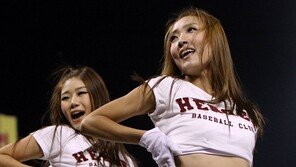 [포토] 치어리더, 완벽 복근라인 손으로 살며시…터치