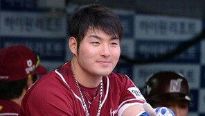 무더위 앞에서 ‘장사’ 없었네…박병호 과일주스를 향한 애교