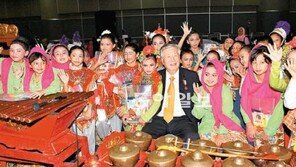 오바마의 인도네시아 후배들이 부른 “빛나는 졸업장을∼”