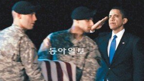 부동자세로 경례하는 오바마