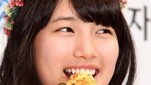 [SD포토] 수지, 피자 입에 물고 해맑은 미소