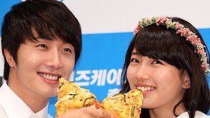 [SD포토] 정일우-수지, 팔짱끼고 피자 먹여주기