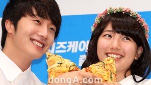 [SD포토] 정일우-수지 “우리 팔짱 끼는 사이에요”