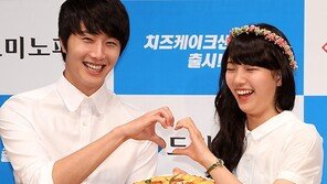 [SD포토] 정일우-수지, 손으로 하트 그리며 ‘함박미소’