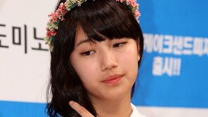 [SD포토] ‘생각에 잠긴’ 수지, 머리 매만지며 ‘힐끔’