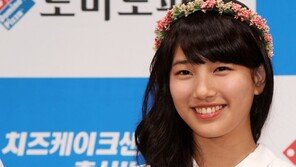 [SD포토] 수지, 꽃장식 헤어스타일 “저 여신 같나요?”