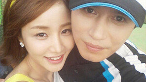 김민종-윤진이, 야구장 밀착 셀카 ‘달달하네’