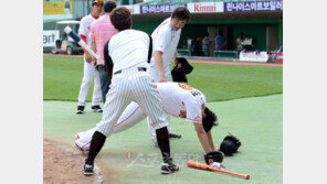 [포토] 강민호, 김광현 엉덩이 찜질(?)