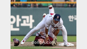 [포토] 박병호, 고영민 다리사이로 통과 했지만…아웃!
