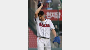 [포토] 실점 위기 넘긴 이용찬 ‘다솜아 보고있니?’