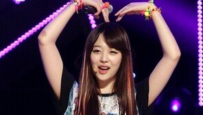 [포토] 설리, 머리 위 하트했을 뿐인데… ‘치마가 들썩’