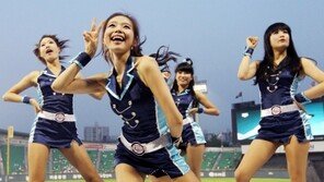 [포토] 두산 치어리더 임아름 ‘깜찍브이’ 마무리는 섹시한 각선미