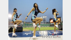 [포토] 두산 치어리더, 아찔한 길이의 의상 ‘신경 안써요~’