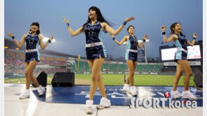 [포토] 두산 치어리더, 보고도 믿기지 않는 무결점 각선미