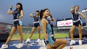 [포토] 두산 치어리더, 섹시안무에 아찔한 손가림