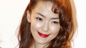 [포토] 김윤아, 레드룩에 속옷노출까지…위험한 선택