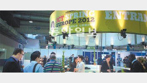 “손으로 지도 누르면 여행상품 좌악∼”