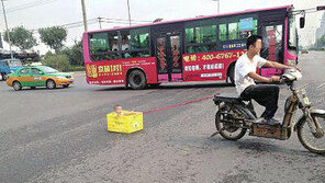 아이 태운 상자 오토바이에 매달고 질주 ‘경악’  