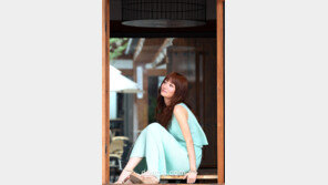 [SD포토] 조은지, 탁자 위에 앉아 ‘상큼’