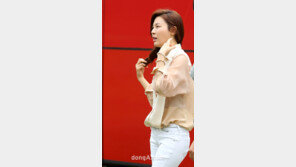 [SD포토] 김하늘 ‘날은 덥고 머리는 길고’